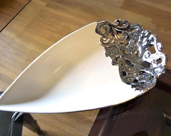 Cassiani Signature Collection Italian White Porcelain Plate with Silver  Trim/ Edging – Pepper Shaped Plate