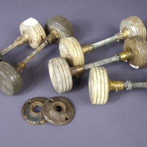 Antike wiedergewonnene Türknauf-Sets aus Holz, 5 komplette Sets plus Teile - für den Heimgebrauch oder Projekte - viktorianisches Dekor