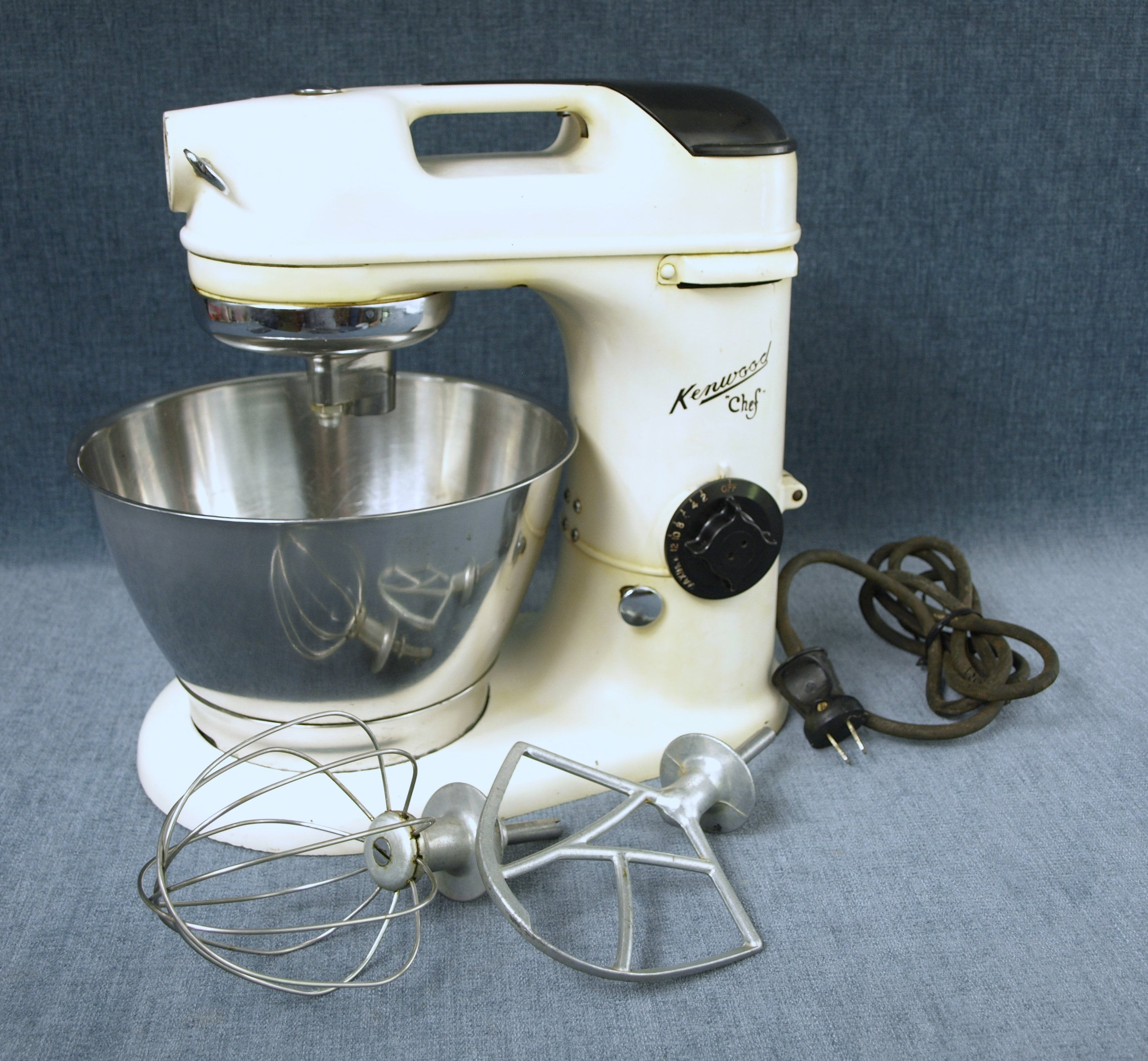 Vintage Kenwood Chef Industrial Kitchen Stand Mixer Model A700D Works but  Leaks / Needs Gasket Repair 