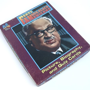 Può includere: Un cofanetto vintage intitolato "Forty Famous Black Americans". La scatola presenta un ritratto di un uomo distinto con gli occhiali. Il testo sulla scatola include "Picture, Biography, and Quiz Cards."