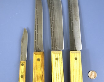 Set di 4 coltelli vintage Forgecraft Cutlery in acciaio ad alto tenore di carbonio con manico in legno goffrato, comprendenti coltelli da macellaio, da intaglio, da disossamento e da spelucchino - a codolo intero.