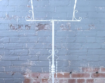 Soporte para jaula de pájaros de hierro forjado blanco de estilo antiguo, 182 cm de alto con marco abierto, pintado de blanco.