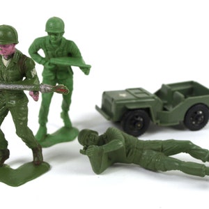 Vintage 5&quot; plastic speelgoedsoldaatjes met TIMMEE Combat Patrol Willys Jeep - 3 ongemarkeerde soldaten, circa 1960 - goede staat