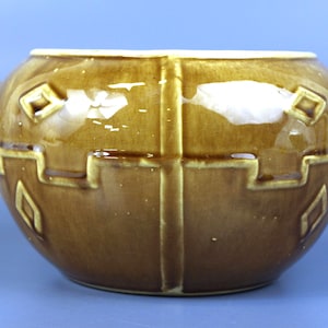 Maceta o maceta de cerámica americana Monmouth de principios del siglo XX, hecha en EE. UU. con esmalte marrón y diseño azteca.