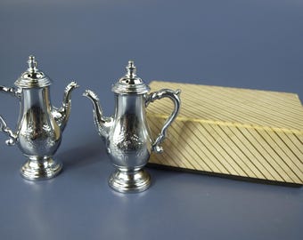 Juego de tetera, salero y pimentero miniatura cromados vintage en caja decorativa de 7,6 cm de alto. Fabricado en EE. UU. a mediados del siglo XX. Nuevo, sin usar.
