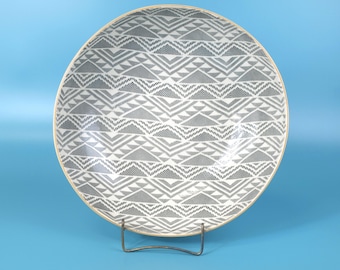 Colección Terrafirma Black de Ellen Evans. Bol grande artesanal para servir, n.° 6709. Porcelana con diseño de espiga sobre cerámica textil. Fabricado en la ciudad de Nueva York.