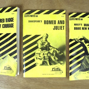 Może przedstawiać: Trzy książki w miękkiej oprawie w żółto-czarne paski z tytułem "Cliffs Notes" na każdej okładce. Książki są zatytułowane "Crane's Red Badge of Courage", "Shakespeare's Romeo and Juliet" oraz "Huxley's Brave New World & Brave New World Revisited".