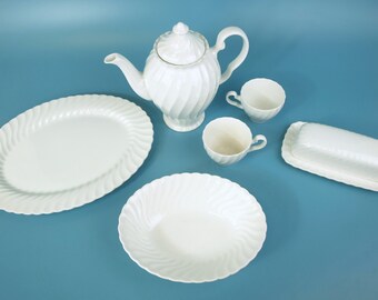 Zestaw obiadowy Vintage Johnson Bros. Regency / Snowhite Regency White Ironstone: maselniczka, 2 filiżanki, dzbanek do kawy, miska do serwowania i półmisek