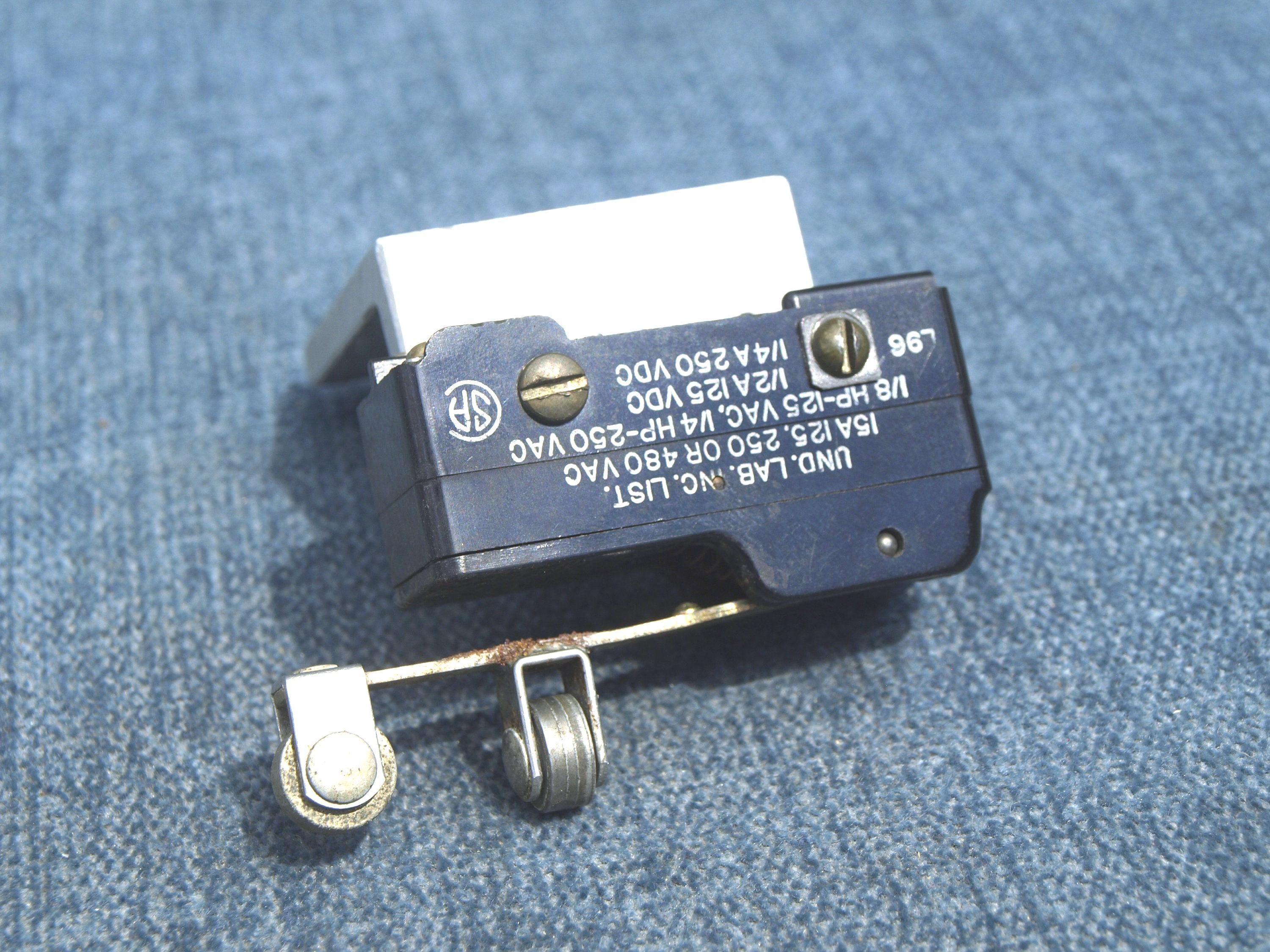 マイクロスイッチ No. BZ-2RW82 - 15A 125 250 または 450 VAC 1/8 Hp