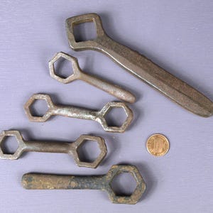 Llaves antiguas de caja cerrada con tuercas ciegas, principios del siglo XX - Llaves para buggy/automóvil/eje - 2 n.° 15A - Cuadradas 541 y hexagonales sin marcar - Lote de 5