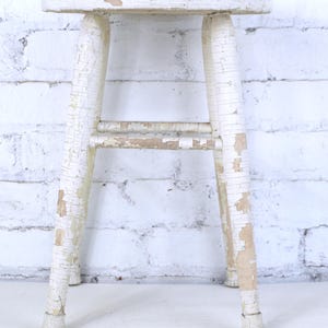 Sgabello vintage svedese rustico dipinto – Tavolino laterale con piedistallo bianco anticato / Altezza 15,5", Diametro 11,25"