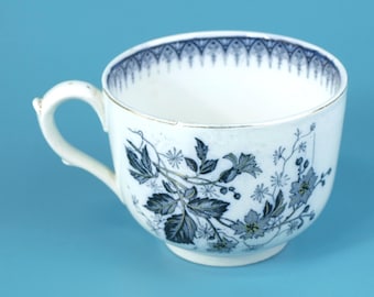 Tazza da tè antica francese K&G Luneville "Julienne" Flow Blue con decorazioni floreali a trasferimento e dettagli dorati dipinti a mano, circa 1890-1920.
