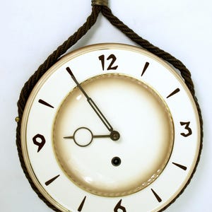 Reloj de pared mecánico antiguo Muller & Co, circa 1950 - Sin llave - Metal esmaltado con motivos náuticos - Fabricado en Alemania, muy buen estado