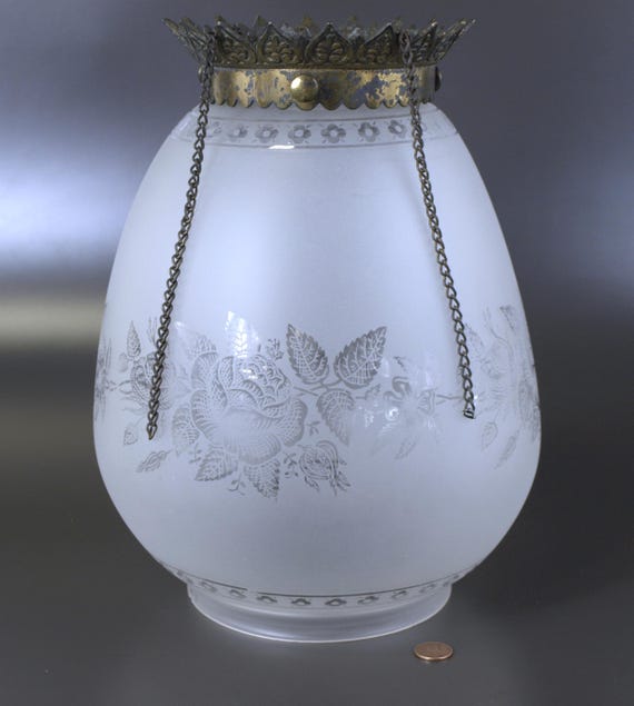 Antiker großer Satin-Säureglas-Lampenschirm aus Messing, 19.Jh., mit Messingkragen | Die untere Öffnung hat einen Durchmesser von 15 cm