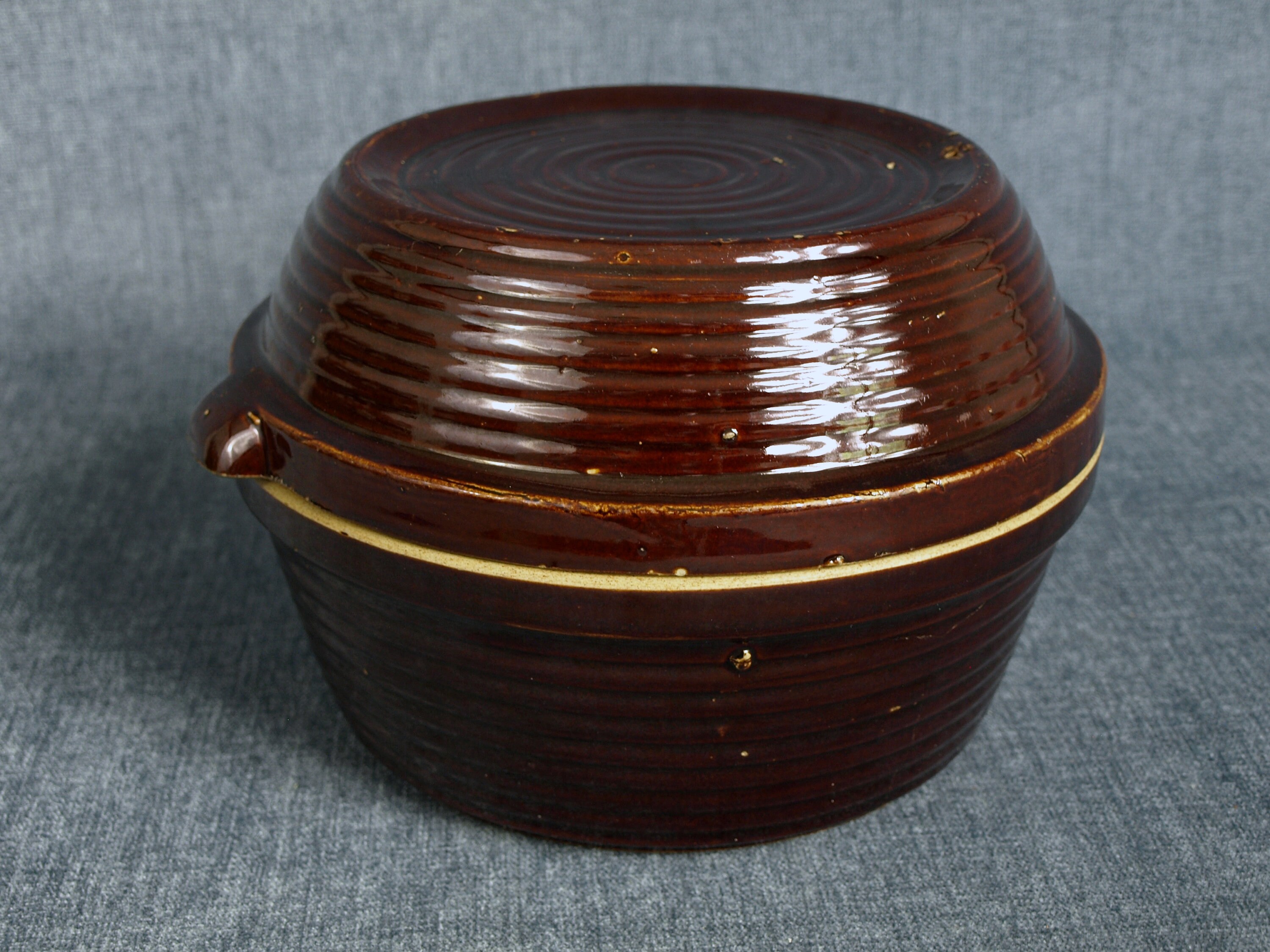 vintage/pot de haricots en grès émaillé brun antique cocotte cerclée poterie avec couvercle made in usa - 23 cm diamètre vers les années 20 des 30