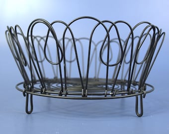 Set vintage da 30 cm con sottopentola e cestino in filo metallico nero, ideale come centrotavola per frutta.