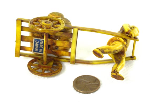 樽の荷車を引く男性（1940年代頃、日本製セルロイド製）状態良好 