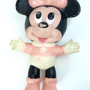 Juguete vintage de Minnie Mouse de Walt Disney, de gran tamaño y fabricado en México. Mide 29 cm de alto. Es de la década de 1960.