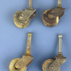 Roulettes anciennes en bois assorties avec tiges vers 1800, lot de 4 - 1" de diamètre pièces de restauration de meubles en bon état de réparation