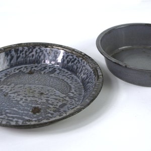 Zestaw 2 zabytkowych szarych foremek emaliowanych Graniteware - forma do ciasta o średnicy 8,5" i forma do ciasta o średnicy 7" - około lat 50. - obie w zestawie. Dobry+