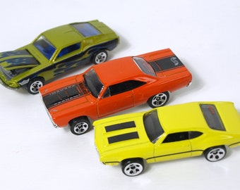 Collection Hot Wheels Muscle vintage, 3 voitures : Plymouth Road Runner 1970 (1997), Hot Wheels jaune 1993 Warner et Ford Mustang 1968 vert olive