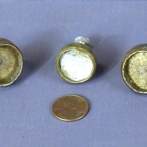 Poignées de tiroir en laiton antique avec dessus ouvert pour verre, émail ou design - Lot de 3 - 2 à 1" de diamètre ; 1 à 0,75" de diamètre - Vers les années 1900