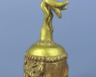 Vintage västafrikansk mässing reptilrelief snidad dekorativ klocka med skulpterad fågelfigur finialhandtag