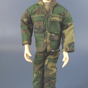Muñeca articulada Pee Wee Herman de 1987, de 43 cm, con voz que se activa con un cordón. Vestida con uniforme militar de camuflaje del Ejército de EE. UU., en excelente estado.
