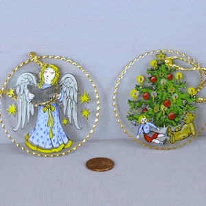 Può includere: Quattro decorazioni natalizie in vetro trasparente con bordi e anelli dorati. Gli ornamenti raffigurano una lanterna, un angelo, un albero di Natale e uno schiaccianoci. Ogni ornamento ha un bordo a corda ritorta dorata.