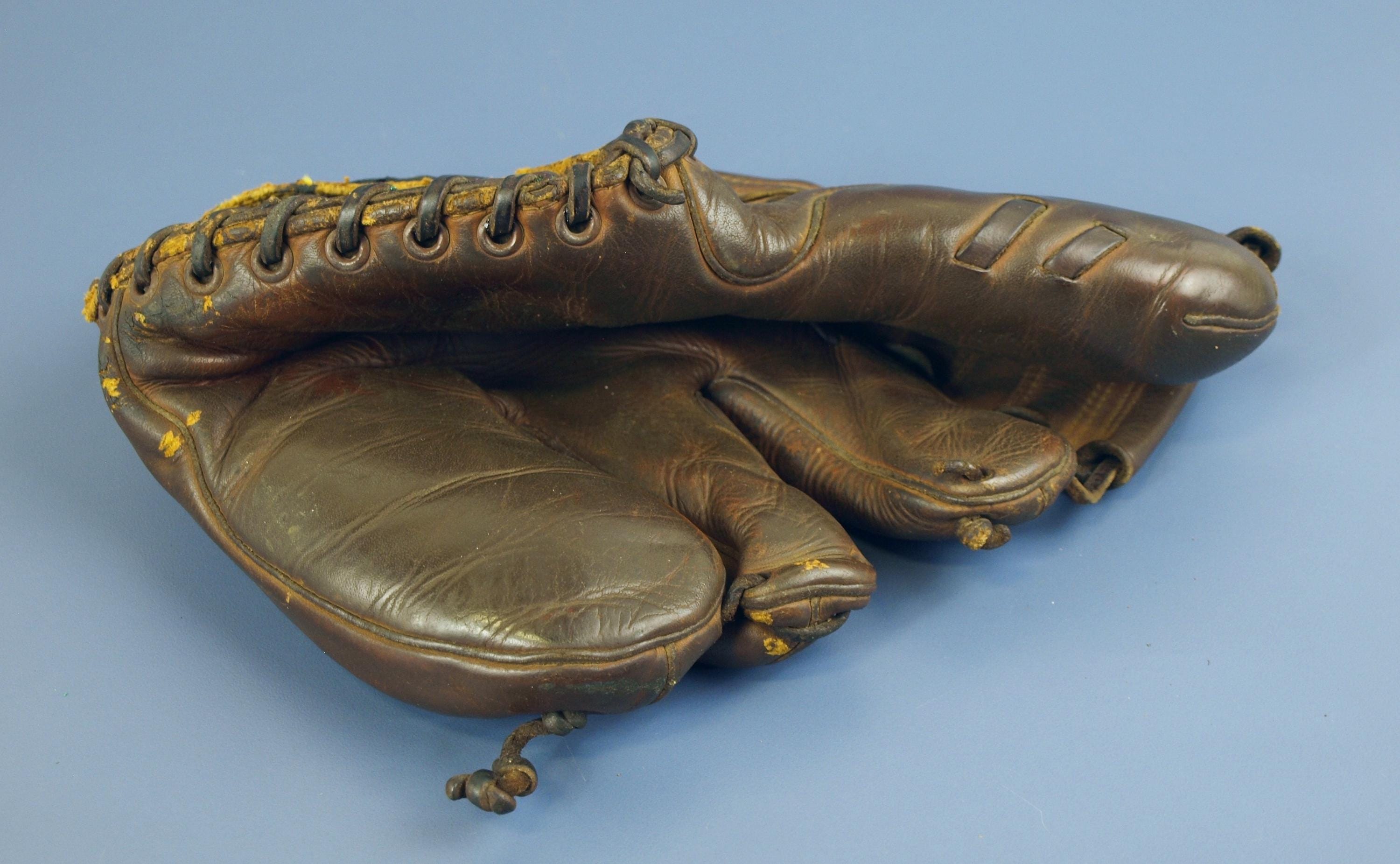1945年頃製造のビンテージRawlings PM1 PLAYMAKER、3本指野球グローブ