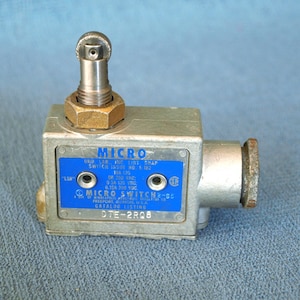 Microinterruptor, listado de categoría DTE-2RQ8, interruptor de límite - Micro Und. Lab. Inc., lista, interruptor de presión, número de edición E-182, rodillo, 10 A, 125 o 250 V CA