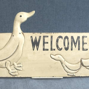 Rustic Welcome Sign with Embossed Mother Duck and Ducklings - Wall Mounted Country Chic Decor