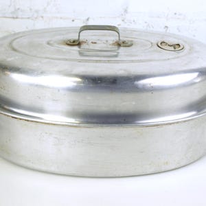 Pode incluir: Um conjunto de três canecas de cerâmica com acabamento fosco e salpicado. As canecas são em tons de creme, cinza claro e cinza escuro. Cada caneca tem um design simples e minimalista.