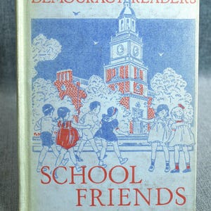 Puede incluir: Libro vintage "School Friends" de la serie "Democracy Readers". La portada presenta un fondo azul con una ilustración roja y blanca de un edificio con una torre de reloj y niños. El título es rojo.