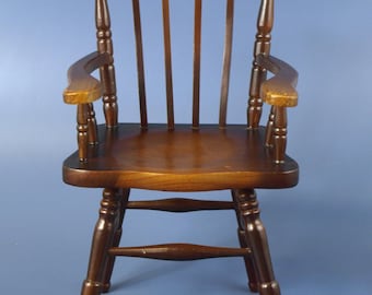 Vintage Mini-Windsor-Sessel aus Holz mit Kammlehne für Puppen und Bären, 32,4 cm H x 17,1 cm B x 19 cm T, sehr guter Zustand