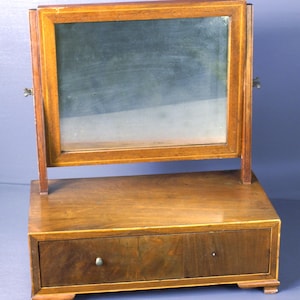 Espejo de afeitar antiguo de principios del siglo XIX, de caoba, con patas y cajón con cola de milano (falta el pomo del cajón). Muy atractivo, década de 1820 aproximadamente.