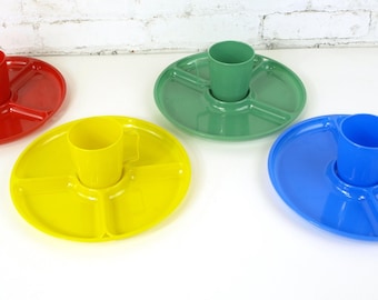 Conjunto de 4 peças vintage Regaline, coloridas, de plástico, com divisórias, incluindo pratos e canecas. Fabricado nos EUA, estilo retrô. Conjunto de louça infantil.