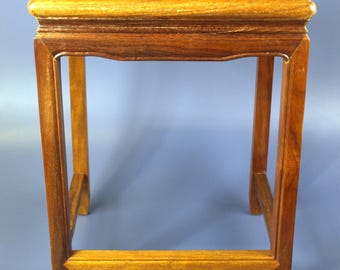 Tavolino d'appoggio o impilabile vintage in legno di teak cinese intagliato, risalente alla metà del XX secolo / 45,7 cm di altezza x 34 cm di larghezza x 29 cm di profondità, in ottime condizioni.