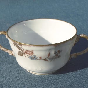Tasse à thé CA C. Ahrenfeldt Limoges France en porcelaine avec double anse et motif floral antique