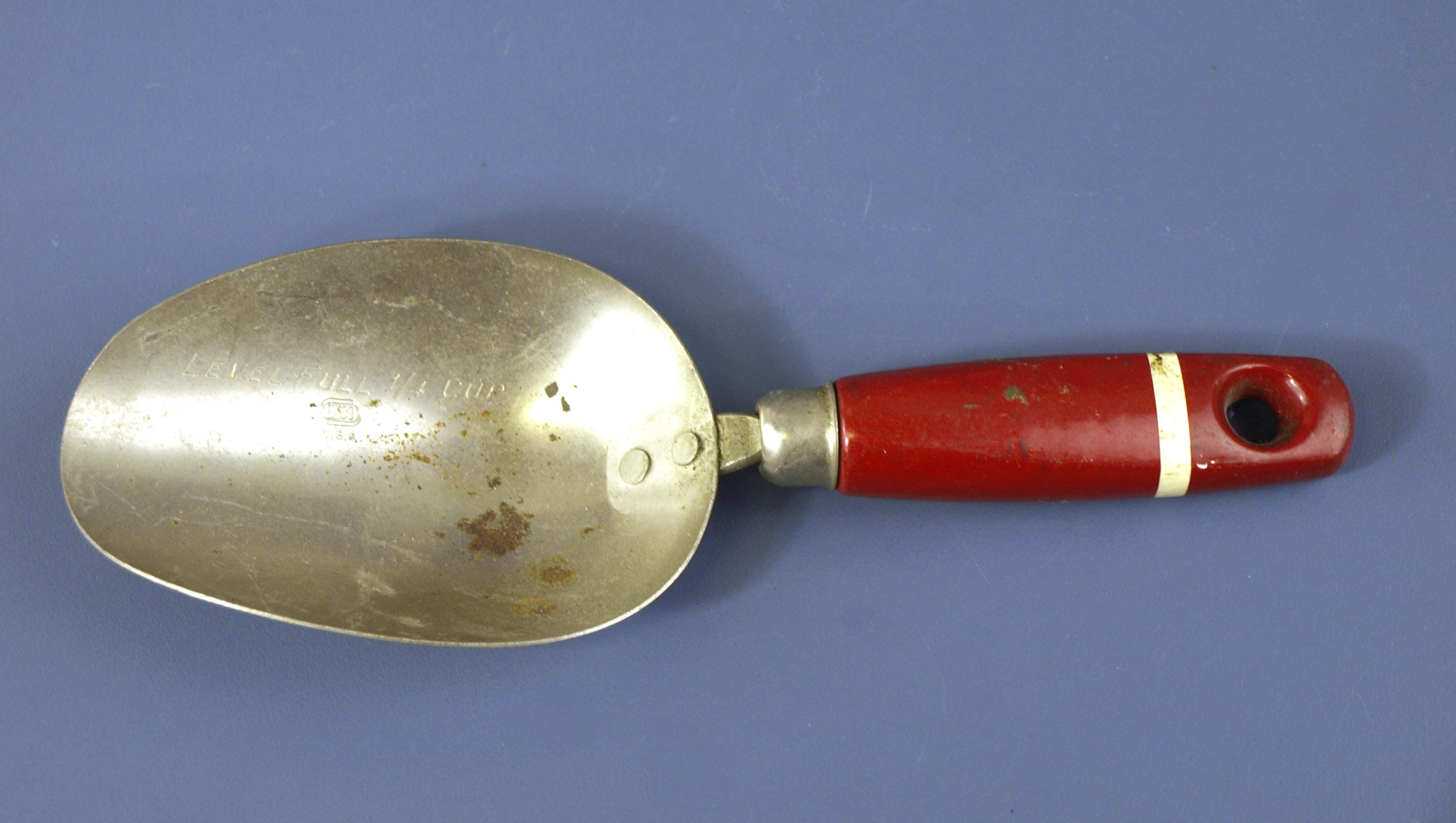 Antique Level Full 1/4 Cup Measuring Scoop with Red Wooden Handle by Ecko USA circa 1923 In Very Good Condition