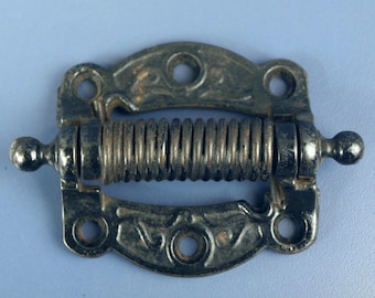 Bisagra antigua victoriana de hierro fundido con resorte y cierre automático para puertas mosquiteras.