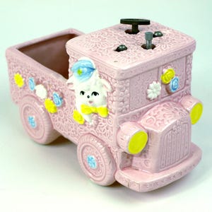 Vintage Nancy Pew Giftwares Co. Keramikpflanzer mit Spieluhr - Rosa Blumenlieferwagen mit Schaf Nr. 7972 - Japan - Spielt Rock a Bye Baby