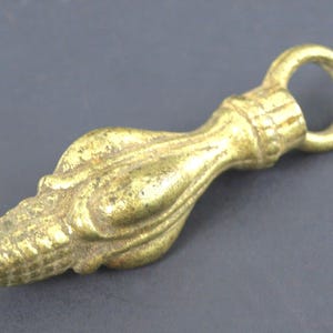 Tirador vintage de latón macizo fundido con adornos para cajón (solo la parte superior), 8,25 cm de largo y 1,27 cm de diámetro en la parte superior. Para piezas o proyectos de restauración. VG