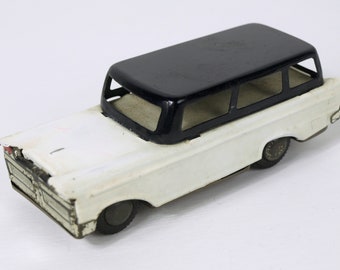 希少なキャンディレッドのステーションワゴン車ブリキフリクション玩具