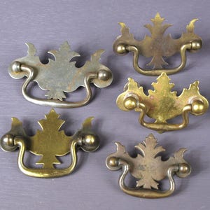 Poignées de tiroir style Chippendale antiques, lot de 5 - Dimensions variées, 1 en acier et 4 en laiton - Style néo-colonial - Quincaillerie de récupération, Bon+