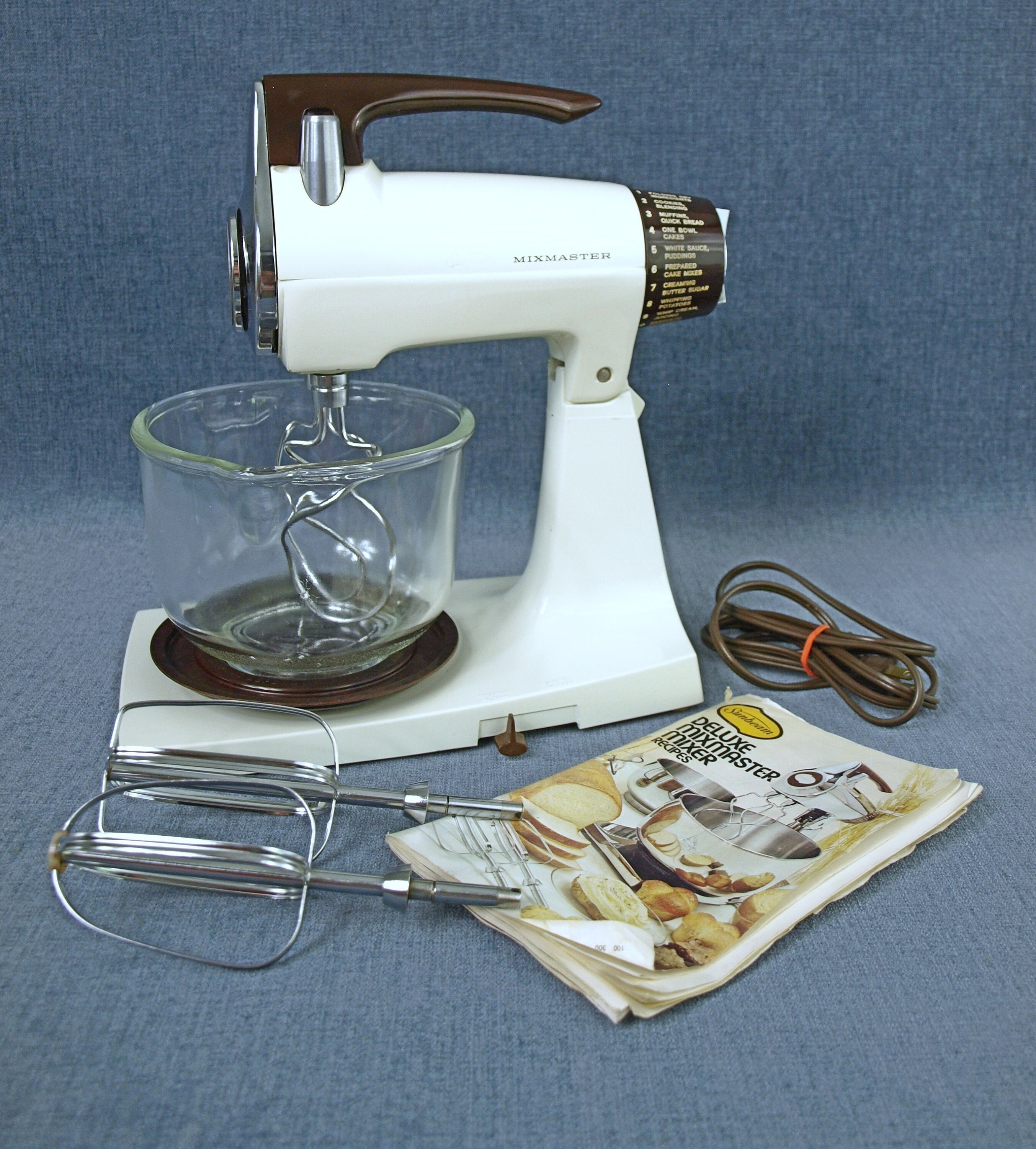 Vintage Sunbeam Deluxe Mixmaster Stand Mixer w/ Original Beaters, Dough  Hooks, Glass Bowl, Manual & Recipe Booklet in White - Works