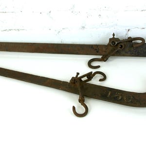 アンティークの鍛造鉄製計量スケール：希少なジョン・シャティロン＆サンズ社製の吊り下げ式120ポンドスケールと、刻印のない240ポンド吊り下げ式スケール（1880年代頃）