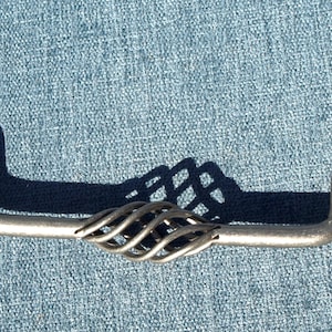 オープンスパイラルツイストデザインのエイジドシルバー仕上げの鍛造鋳鉄ドロップキャビネットプル/ハンドル - 6.5インチの長い取り付けネジ穴