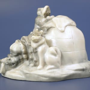 Vintage PARELITE MARBLECRAFT-sculptuur van inheemse Arctische volkeren met husky en iglo - Alaska, Canada, Groenlandse volkeren in het dagelijks leven - VF