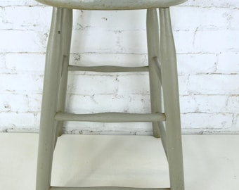 Taburete de madera estilo granja vintage con laterales tipo peldaños de escalera, pintado de gris: 52 cm de alto, 36 cm de ancho y 36 cm de profundidad; asiento de 39 cm de diámetro.